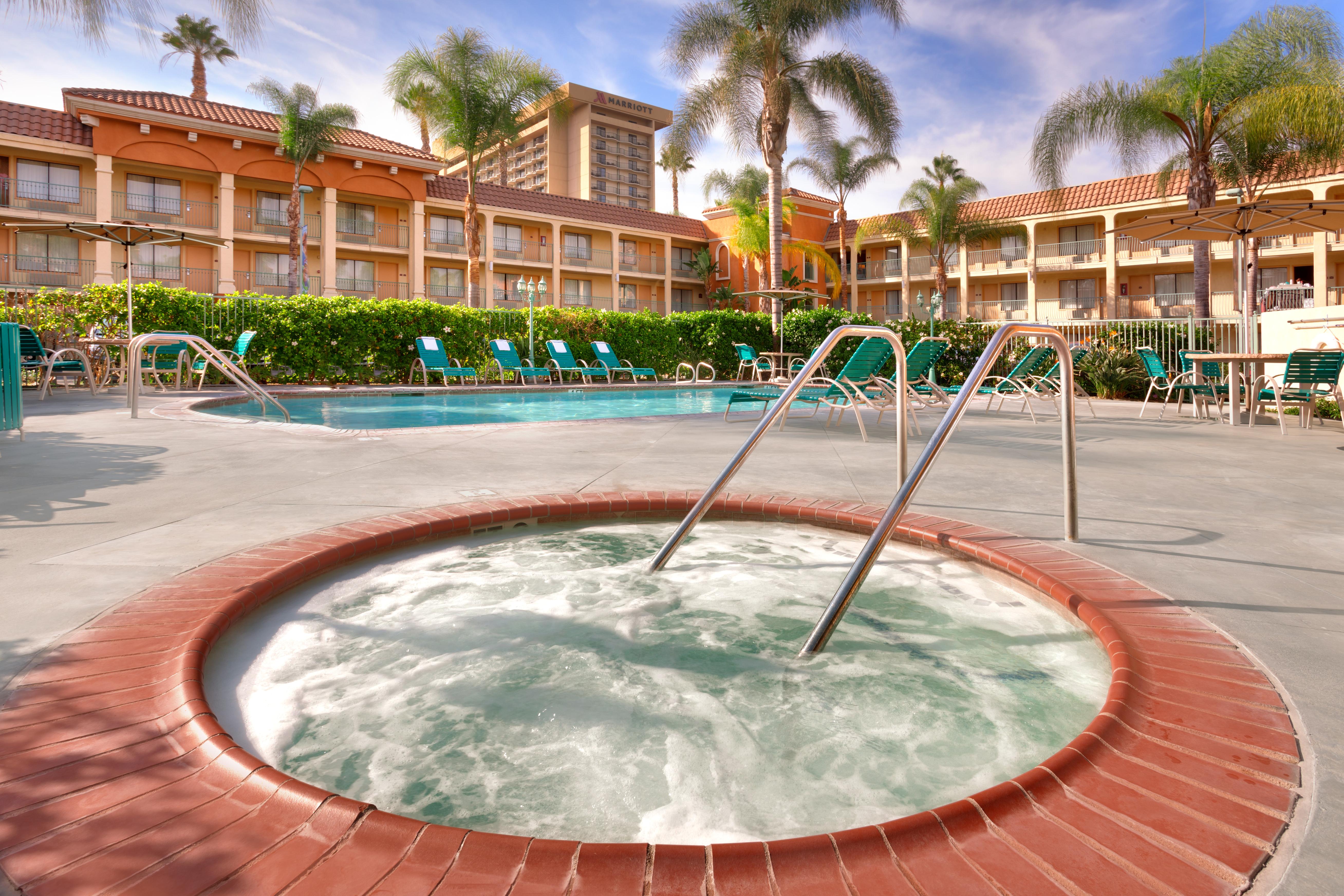 Cortona Inn And Suites Anaheim Resort Exterior photo