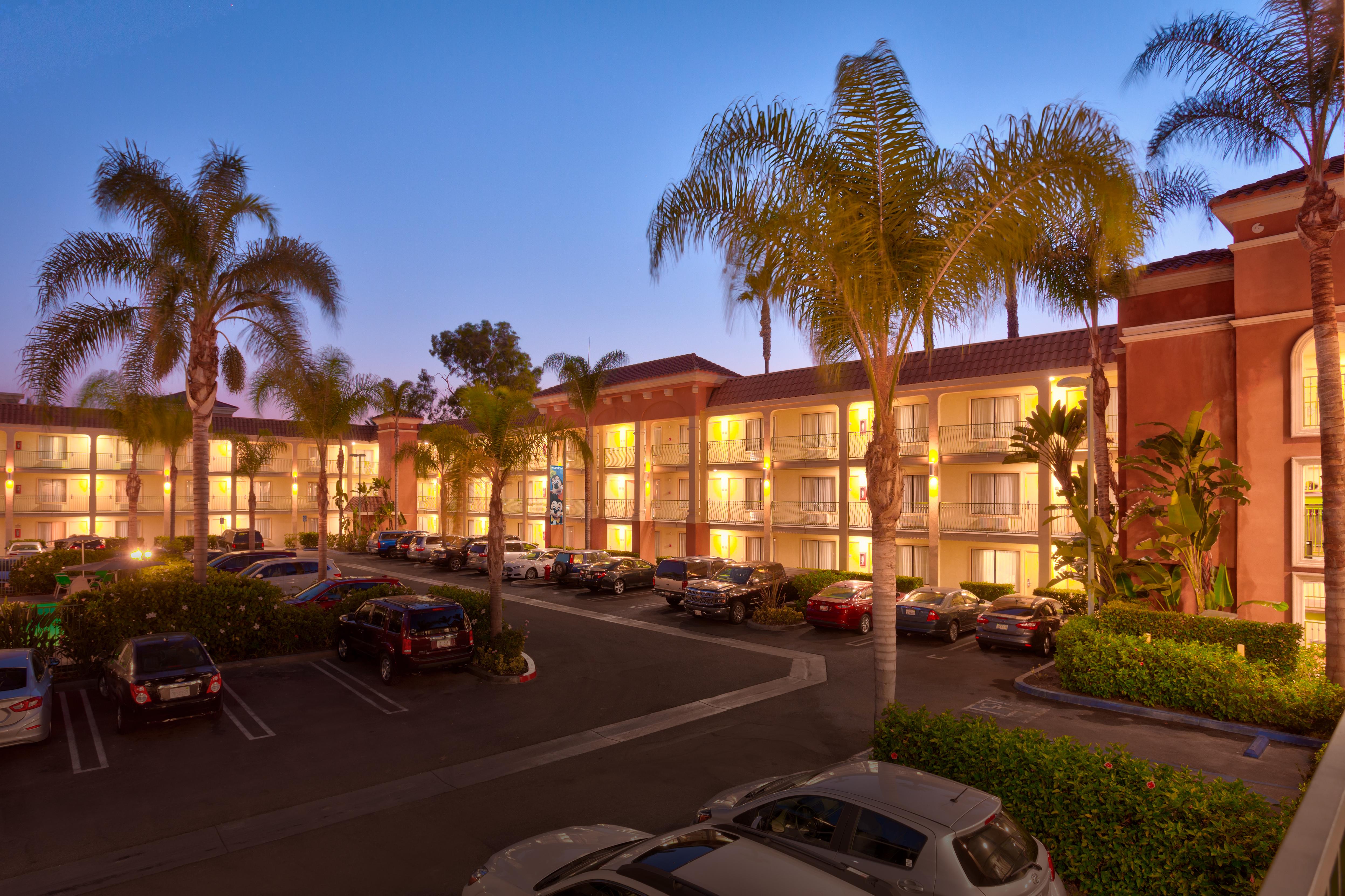 Cortona Inn And Suites Anaheim Resort Exterior photo