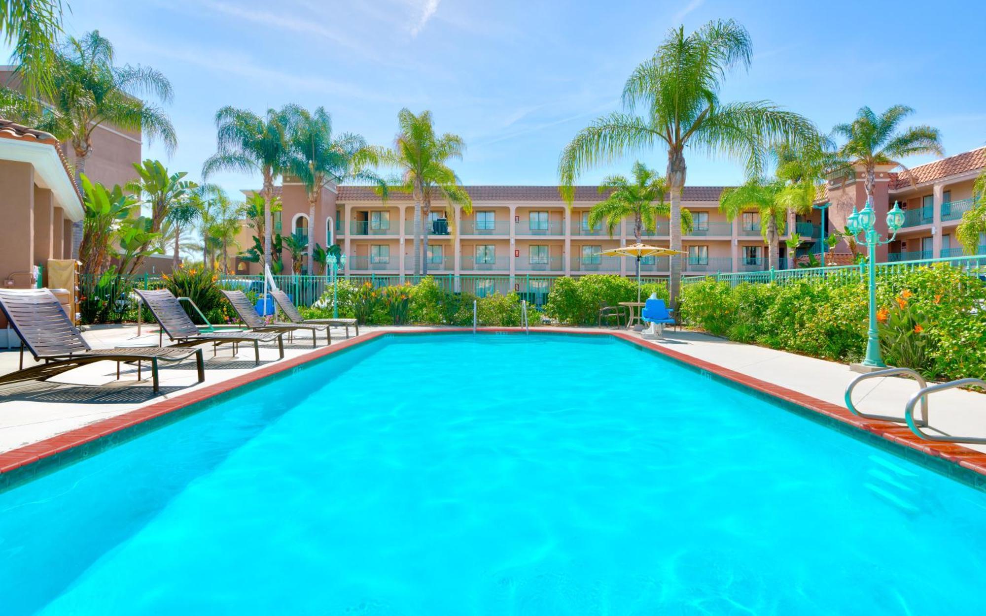 Cortona Inn And Suites Anaheim Resort Exterior photo