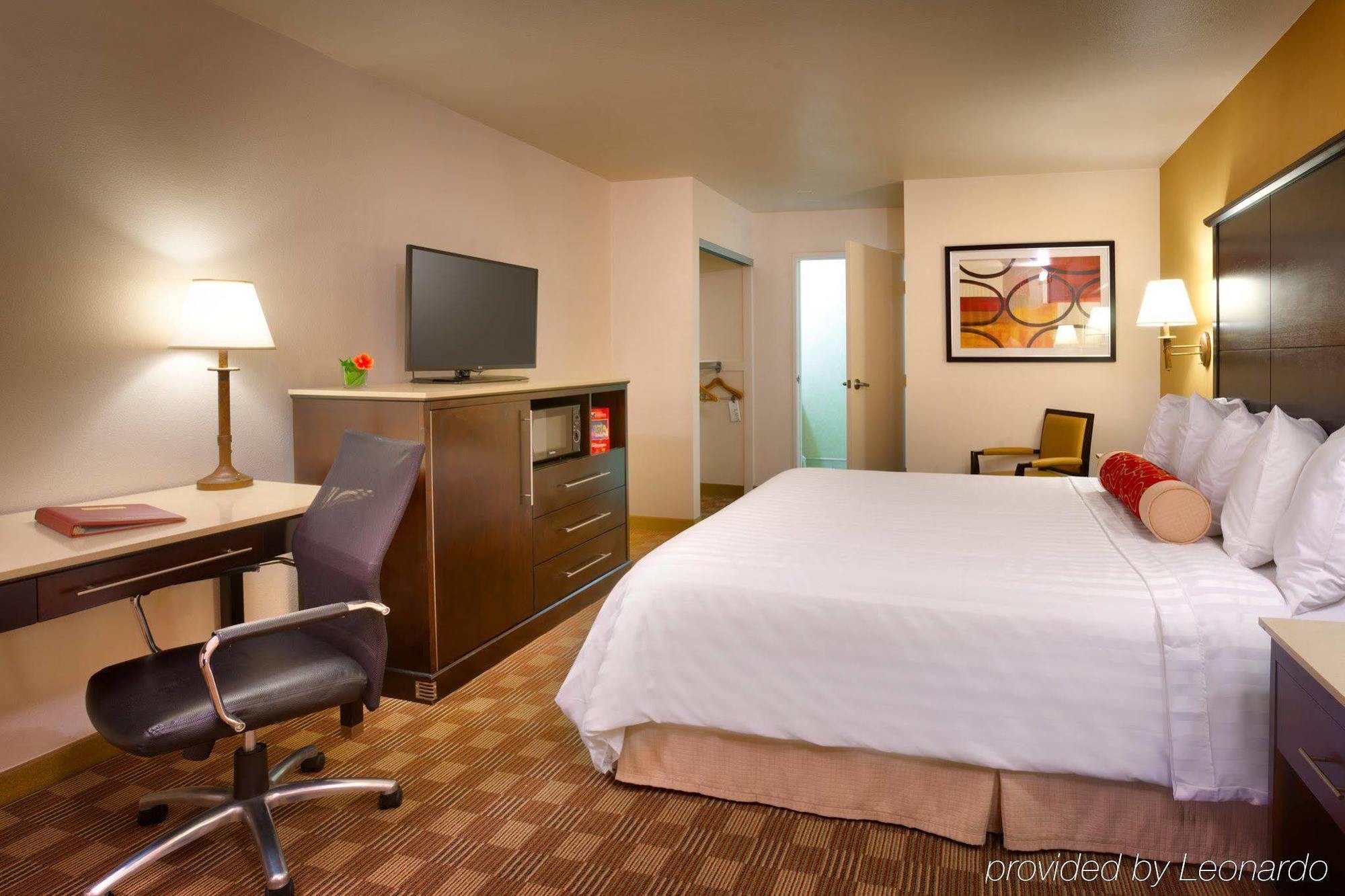 Cortona Inn And Suites Anaheim Resort Exterior photo