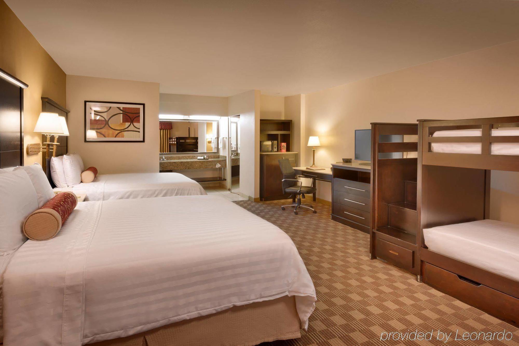Cortona Inn And Suites Anaheim Resort Exterior photo