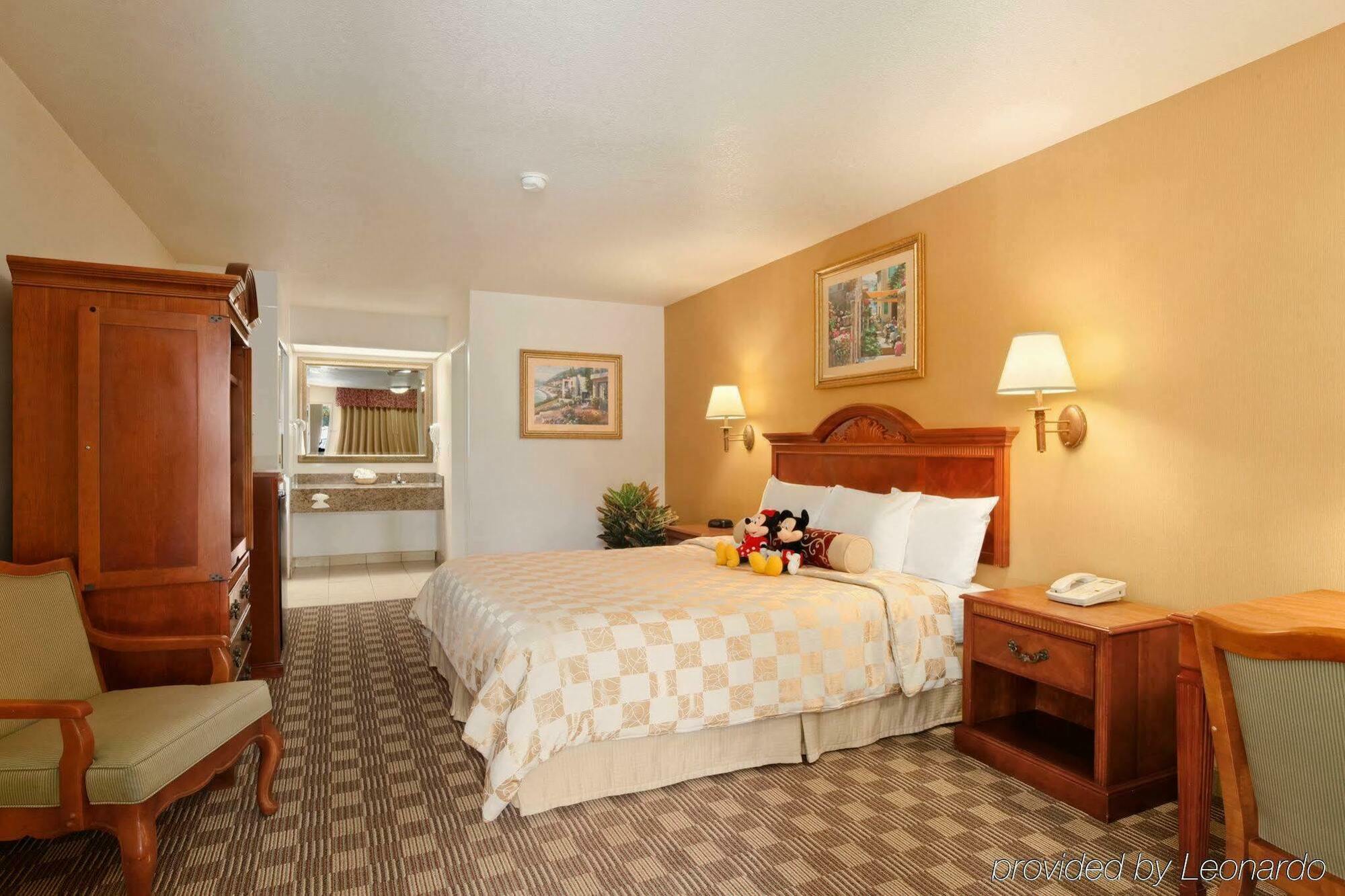 Cortona Inn And Suites Anaheim Resort Exterior photo